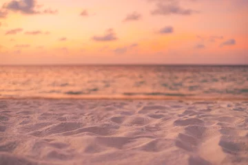 Tuinposter Close-up zee zandstrand. Panoramisch strandlandschap. Inspireer de tropische horizon van het strandzeegezicht. Oranje en gouden zonsondergang hemel kalmte rustige ontspannen zonlicht zomerstemming. Vakantie reizen vakantie banner © icemanphotos