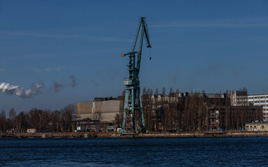 Obraz premium A lone port crane 