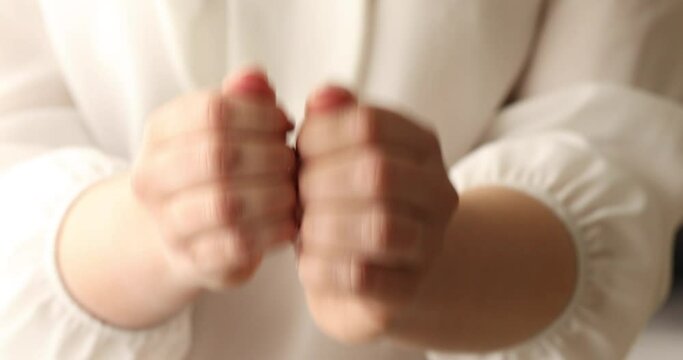 Balayam is a yoga asanas that consists in rubbing nails for hair growth