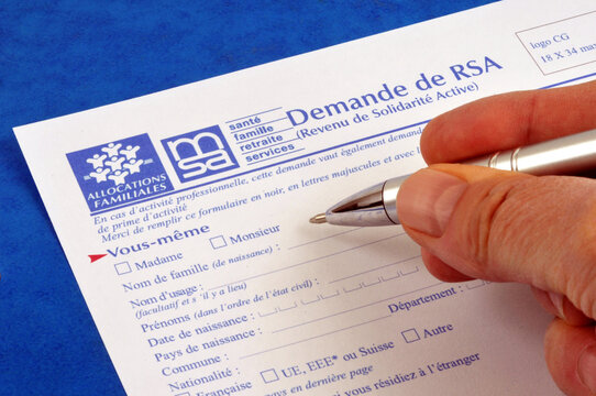 Vannes, France, 30 mars 2022 : Remplir le formulaire français de revenu de solidarité active avec un stylo