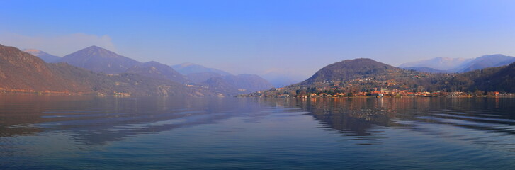 Fototapeta na wymiar lago d'orta, italia