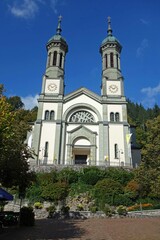 Fototapeta na wymiar Schwarzwald Todtnau Hochformat Portal der Kirche