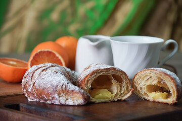 Colazione con brioche alla crema e frutta