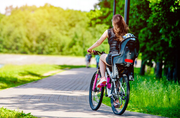 Obraz premium Cyclist ride on the bike path in the city Park 