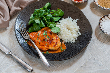 Creamy paprika chicken with rice and lamb's lettuce