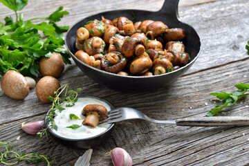 Streetfood, gebratene Champignons mit Kräuter-Knoblauch-Dip – Fried mushrooms with shallots and parsley, served with a sour cream dip with herbs and garlic 
