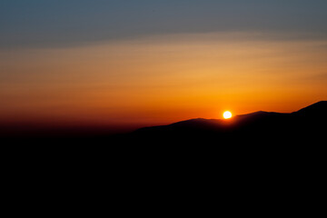 Sonnenuntergang über den Bergen von Nizza