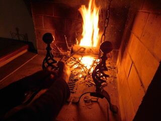 fiamma e fuoco nel camino in inverno