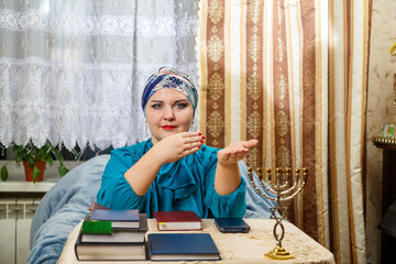 A female rabbi of the Reform Judaism community in Kisui Rosh at the table gives a lecture on the...