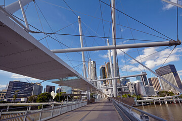 The 'Kurilpa Bridge'  pedestrian footbridge designed by 'Ove Arup and partners' and skyline of Brisbane  - obrazy, fototapety, plakaty