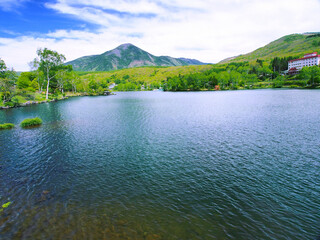 春の湖と山 (長野県 白樺湖と蓼科山)