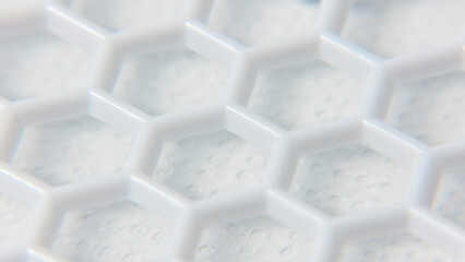Detalle de cuadrícula de celdas hexagonales en rejilla de plástico blanco