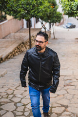 Obraz premium Grupo de amigos de viaje por antequera tomando fotos y riendo por el camino