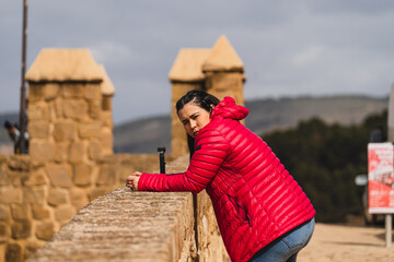 Chica joven guapa grabando con cámara y tomando fotos en pueblo blanco andaluz