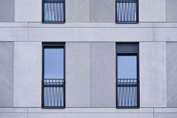 Fragmento de fachada con ventanas arquitectura y limpieza de líneas con reflejos del cielo en un día gris