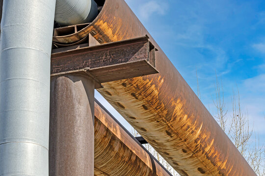 External section of the heat network on metal supports