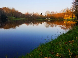 Balade printanière en début de soirée à l'étang du vieux château de Saint-Sever-Calvados