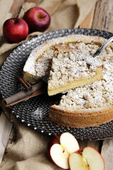 Fototapeta premium tarte crumble aux pommes sur table en bois