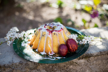 Babka wielkanocna, tradycyjne świąteczne wypieki i kolorowe pisanki, jajka kraszone © Katarzyna Krociel