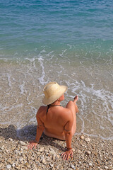 mujer joven nudismo hippie sombrero trenzas playa cabo de gata almería 4M0A6589-as22