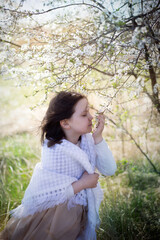 dziewczynka wita wiosnę i wącha kwitnące gałęzie wiśni © Katarzyna Krociel