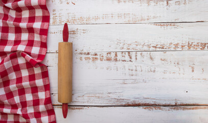 Rodillo de cocina en mesa de madera y mantel