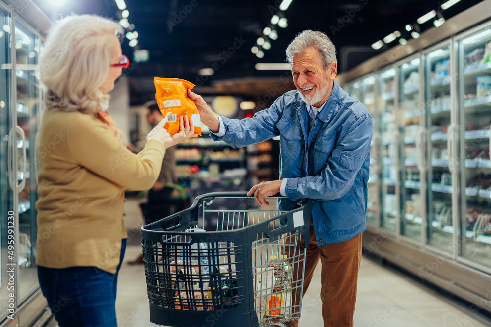 Wall mural senior couple shopping in supermarket