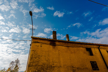 2021 10 31 Sant Ulderico sky and yellow wall