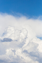 Fundo de céu azul com nuvens e textura