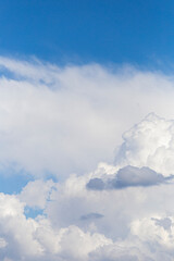 Fundo de céu azul com nuvens e textura
