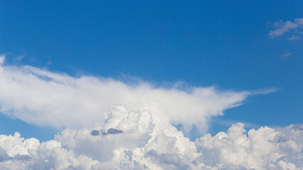 Fundo de céu azul com nuvens e textura