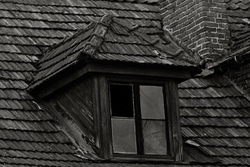 Wybita szyba w drewnianym oknie