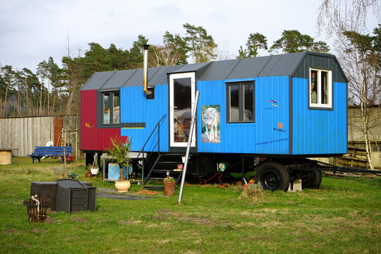 Zirkuswagen als Wohnhaus auf R&auml;dern f&uuml;r Vanlife und Camping am 30.03.2022 auf dem Campingplatz am Segelflugplatz Oerlinghausen bei Bielefeld am Hermannsweg im Teutoburger Wald in Ostwestfalen-Lippe