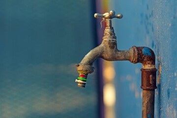 Grifo con globos de agua de carnaval