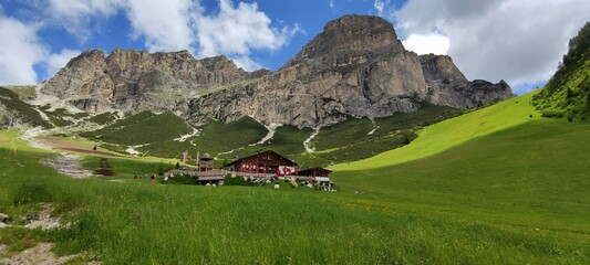 Val Badia, Dolomiti. Valle Stella Alpina con l'omonimo rifugio sopra Colfosco. Sullo sfondo il...