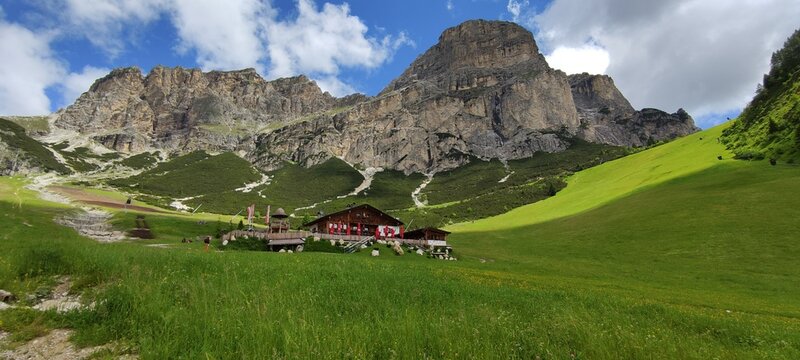 Val Badia, Dolomiti. Valle Stella Alpina con l'omonimo rifugio sopra Colfosco. Sullo sfondo il gruppo del Sassongher