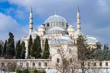 Fototapeta na wymiar A snowy day at Suleymaniye Mosque , Istanbul, Turkey. 