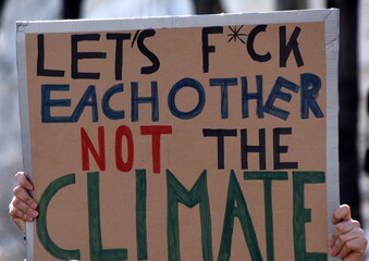 Pappschild auf einer Demo: "Let's f*ck eachother not the climate"