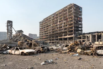 Keuken foto achterwand Kiev Rusland oorlogsschade gebouw vernietiging stad oorlog ruïnes stadsschade auto. Terroristische aanslag bom shell van burger gebombardeerd. Rampgebied. 2022 Russische invasie van Oekraïne door oorlog verscheurde stad vernietigde auto burn-out