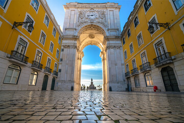 Rua Augusta Arch at sunrise in Lisbon, Portugal. Statue of King Jose I on Commerce Square at the far end - obrazy, fototapety, plakaty