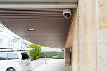 集合住宅の玄関に設置された防犯カメラ