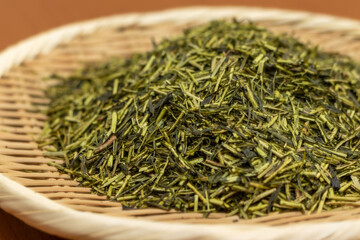 ザルの上に乾燥した緑色の茶葉