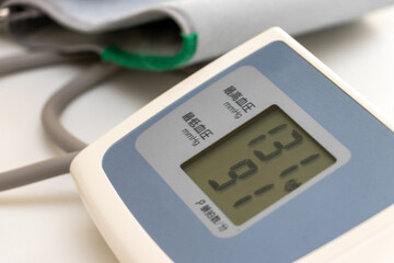 測定結果を示す血圧計の液晶表示