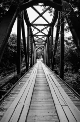 Fototapete Schwarz Holzbrücke über den Fluss