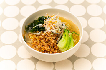 家庭料理　野菜と鶏のひき肉をのせた胡麻坦々麺　日本