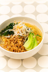 家庭料理　野菜と鶏のひき肉をのせた胡麻坦々麺　日本