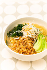 家庭料理　野菜と鶏のひき肉をのせた胡麻坦々麺　日本
