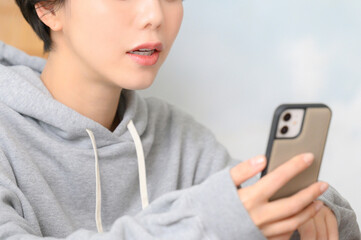 スマホを見て驚く女性　顔無し