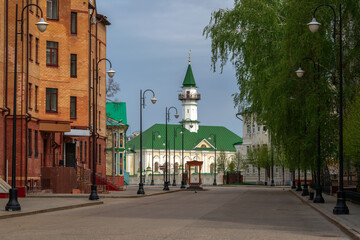 Obraz premium View of the Marjani Mosque in the Old Tatar settlement (Staro-Tatarskaya Sloboda) on a sunny spring day, Kazan, Republic of Tatarstan, Russia