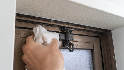 タオルで湿気を除去｜風呂の内倒し窓が湿気で結露する